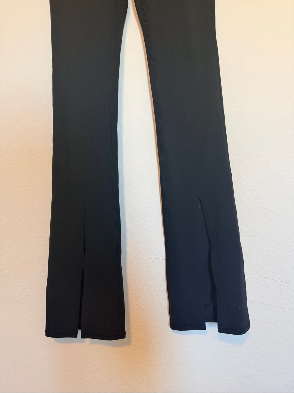 Vuori Daily Split Flare Pants in classic Black size small - Picture 6 of 9